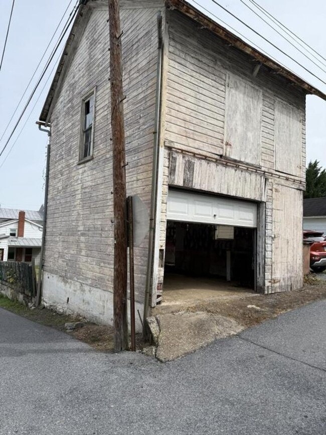 Building Photo - 3 Bedroom in Newport, PA!
