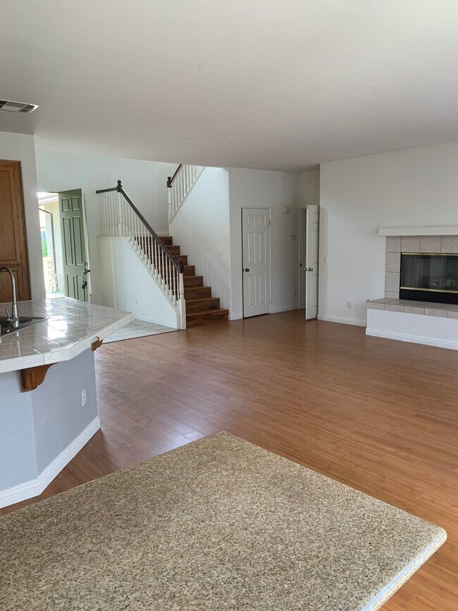 Foto del edificio - Spacious 5-Bedroom Home in Sought-After Vi...