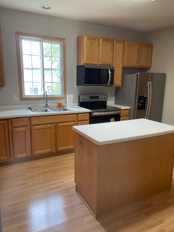 Foto del edificio - 8903 Olive Ln N