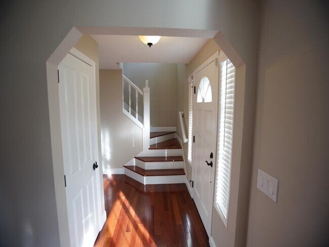 Building Photo - 4 Bedroom Sammamish Charmer!