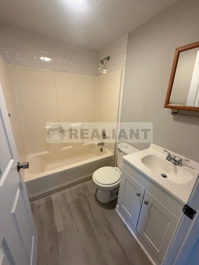 Foto del edificio - 100 Meadow Ln