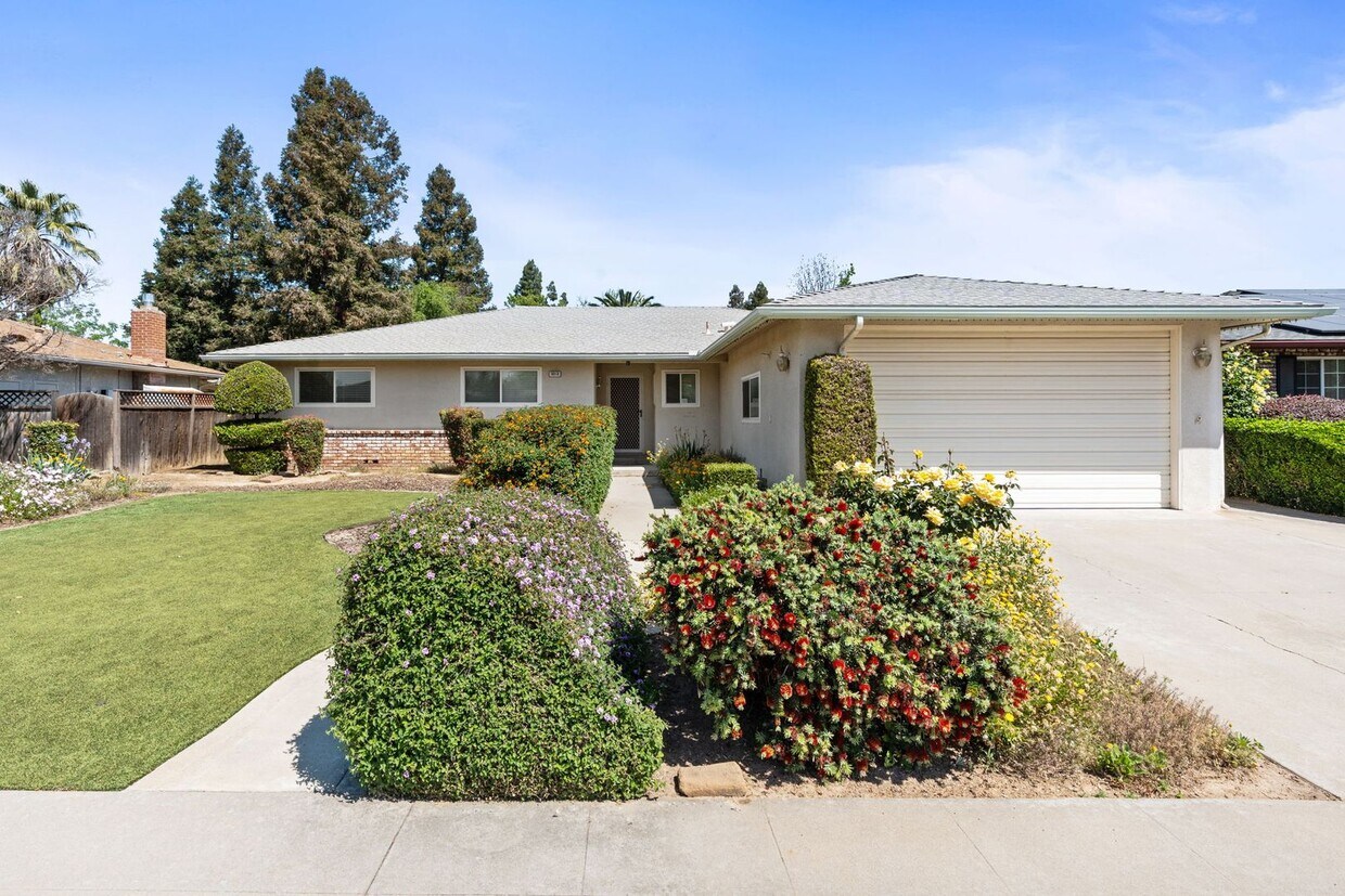 Primary Photo - Lovely Hallmark Home in Clovis Unified Sch...