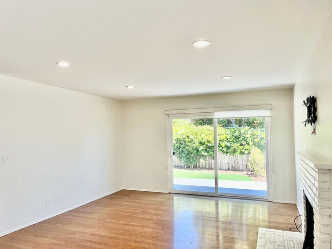 Building Photo - 135 Seacliff Dr