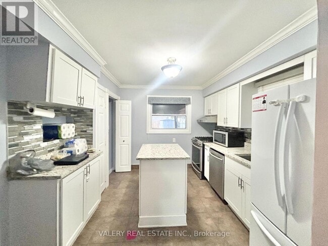 Building Photo - 3843 Hillcrest Blvd