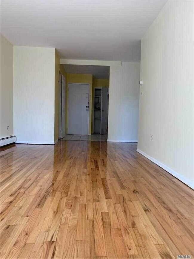 Foto del edificio - 87-16-8166 166th St