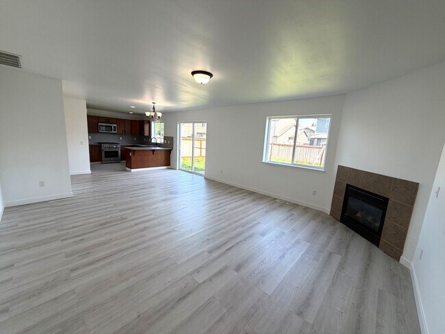 Foto del edificio - Newly remodeled 4 bedrrom 2.5 bathroom