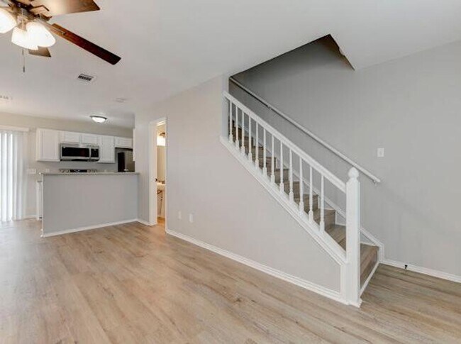 Building Photo - 2BED/ 1.5BATH