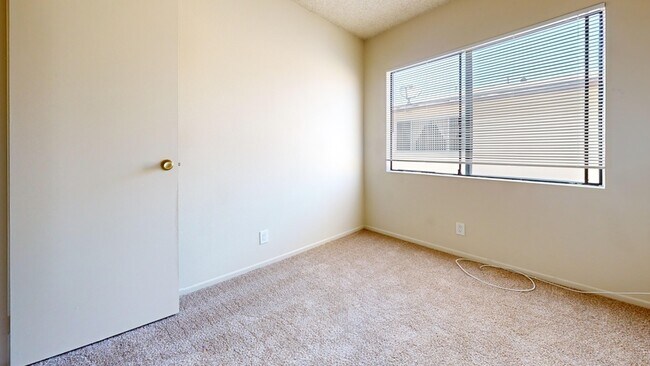 Building Photo - 11938 York Ave