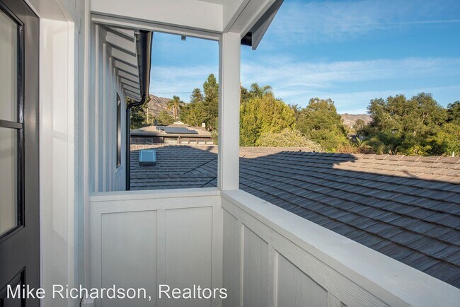 Foto del edificio - 2121 Sycamore Canyon Rd