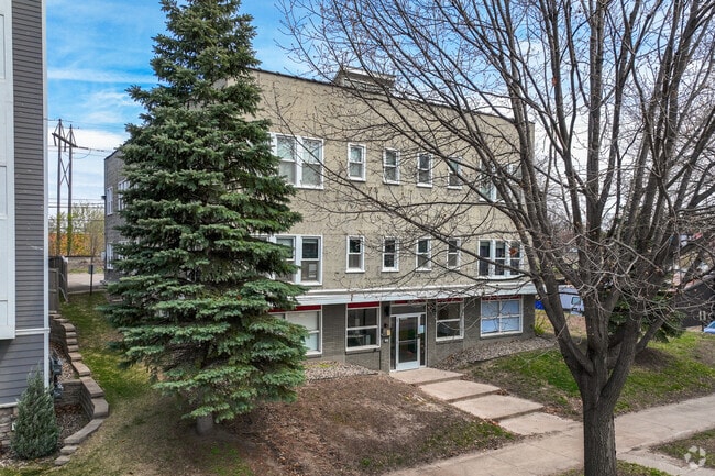 Building Photo - Newly Renovated & in the Heart of the Twin...