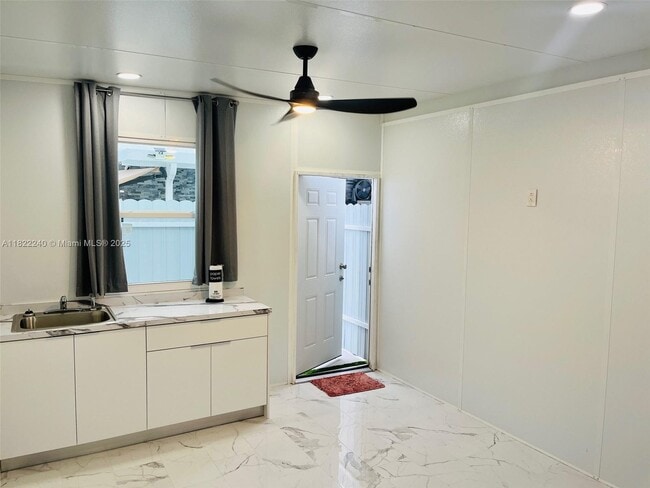 Foto del edificio - 6839 SW 21st St