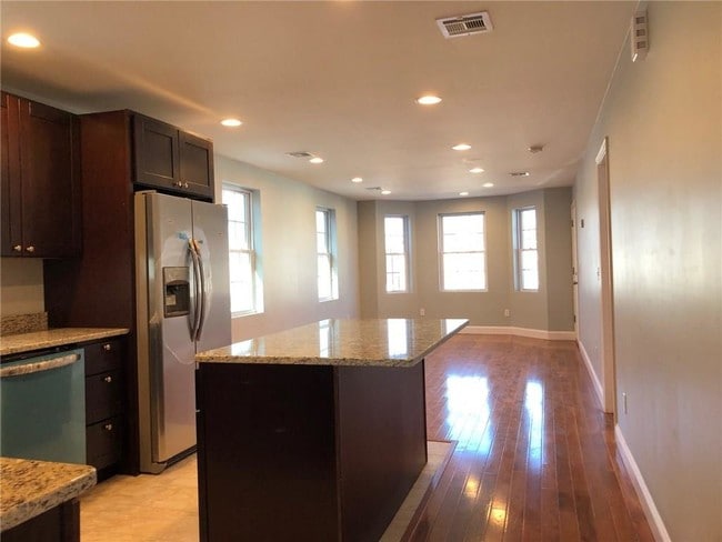 Building Photo - 28 Linton St