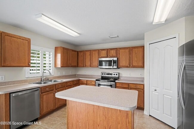Building Photo - 5353 Outlook Dr
