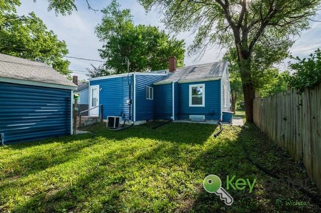 Building Photo - Freshly remodeled 2 bedroom + 2 bonus room...