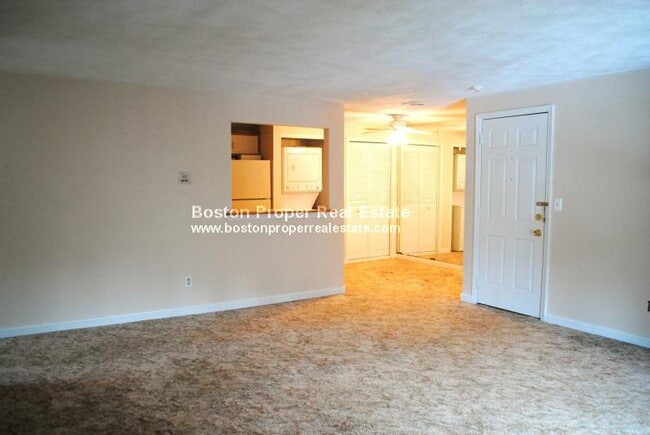 Building Photo - 10 Village Ln