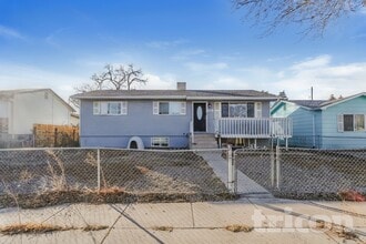 Building Photo - 906 Arrawanna St