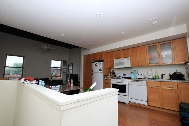 Foto del edificio - SPacious 2bd 2bath unit with backyard available in brewerytown