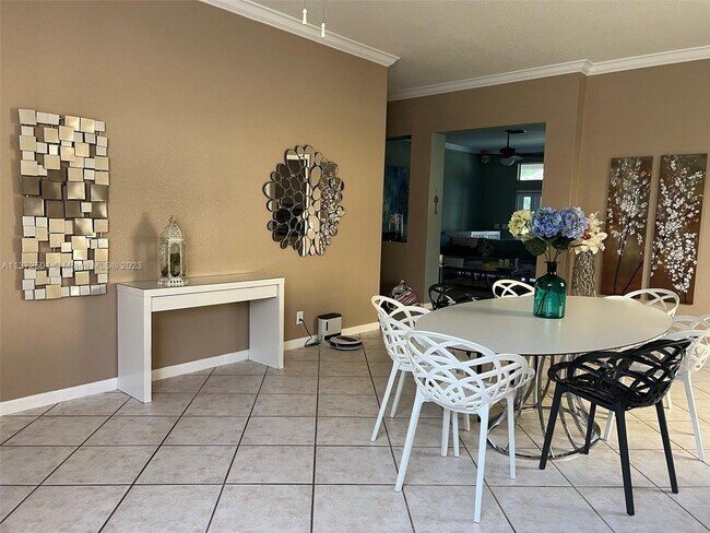Foto del edificio - 1702 Sparrow Ln