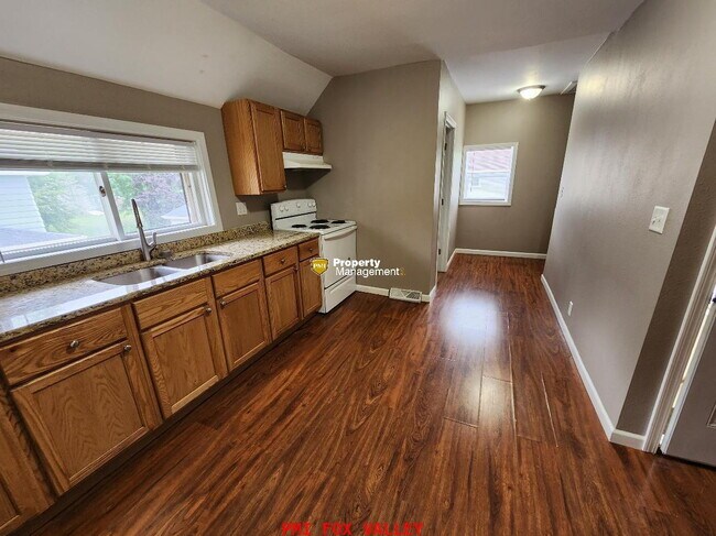Foto del edificio - 2 Bedroom Upper