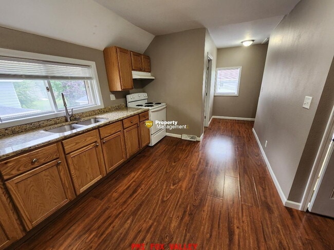 Building Photo - 2 Bedroom Upper
