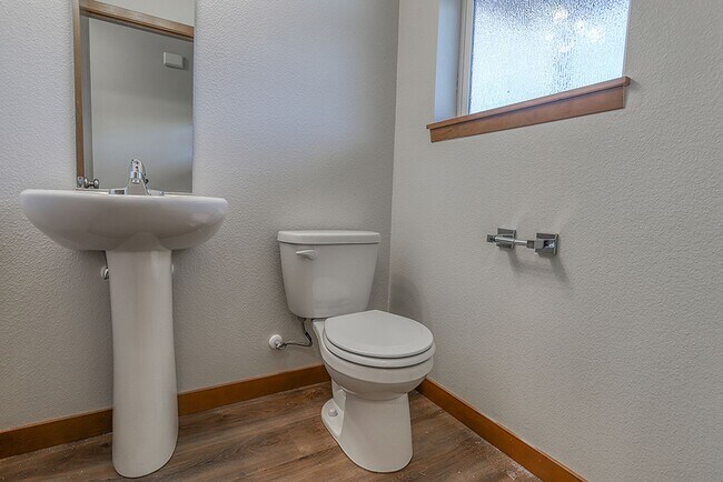 Building Photo - 2BD Duplex in Great Washougal Location! Beautiful Finishes!