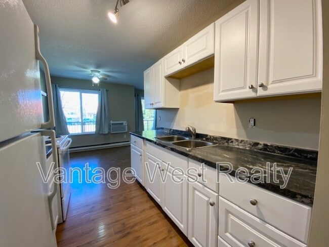 Building Photo - 875 Badke Rd