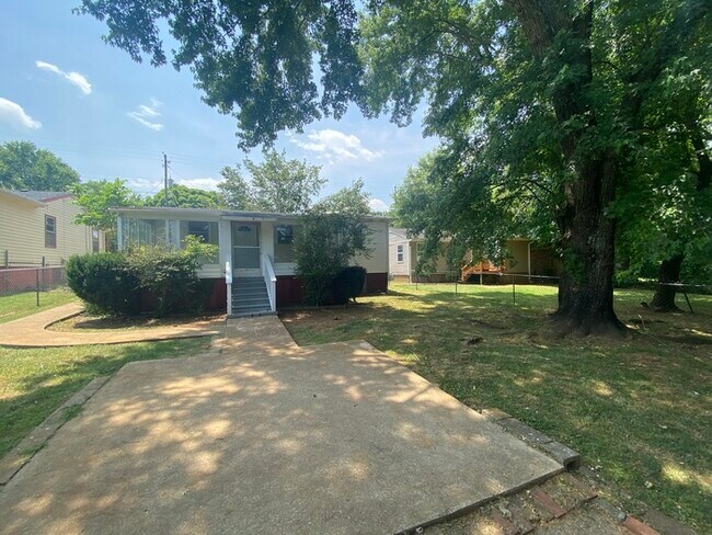 Building Photo - Charming Bungalow!