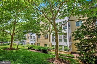 Building Photo - 4067 S Four Mile Run Dr