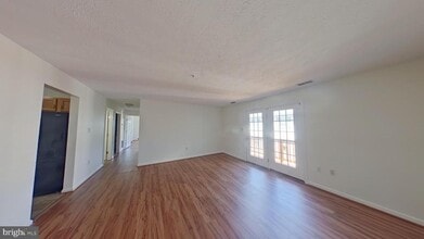 Building Photo - 1290 S Ox Rd