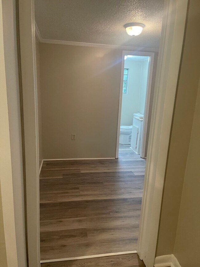 Building Photo - 3 Bed/2 Bath House