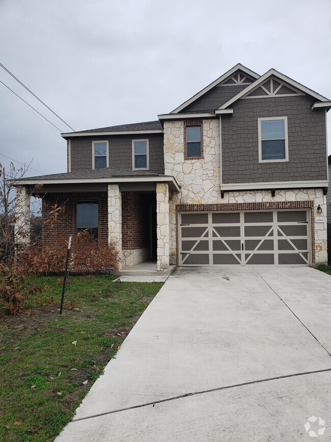 Trails at Stoney Ridge Apartments for Rent with a Garage Del Valle