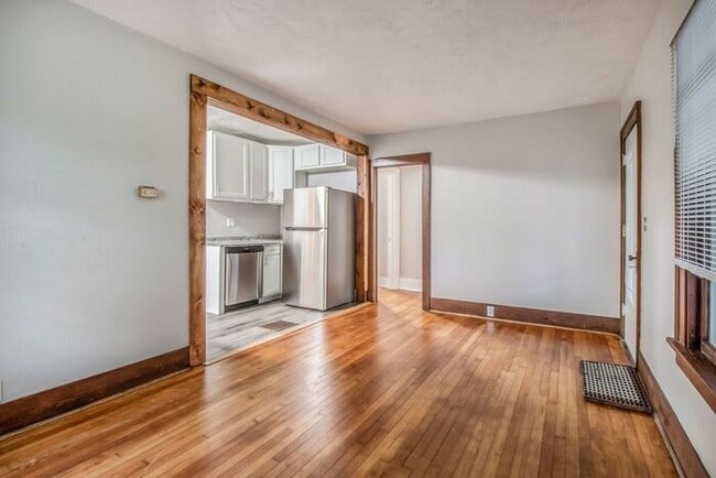 Building Photo - 548 Dayton Ave