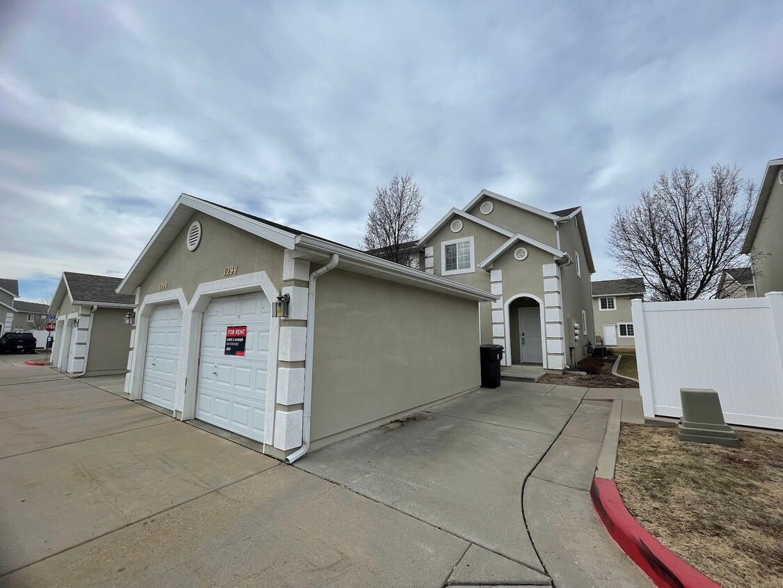 Primary Photo - South Ogden Townhome For Rent