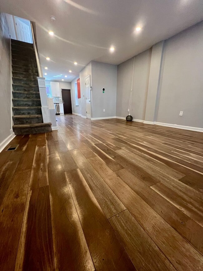 Building Photo - Luxurious 3-Bedroom Townhome in Cobbs Cree...