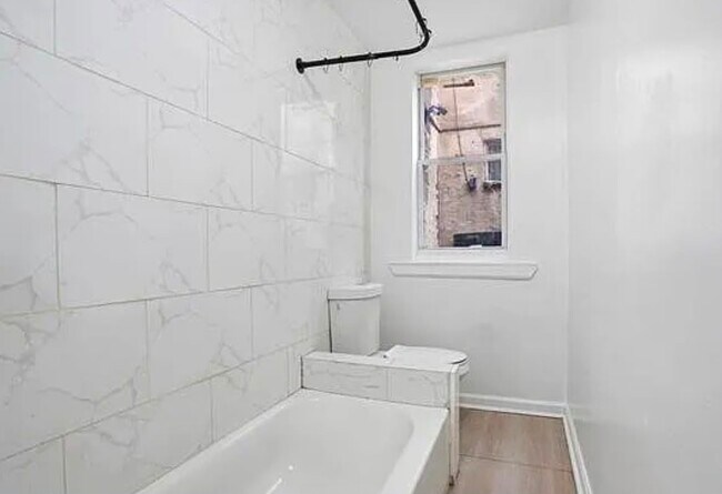 Foto del edificio - 3462 N Front St