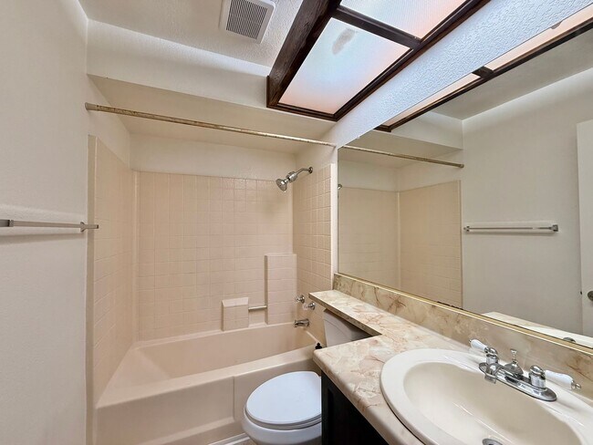 Foto del edificio - Spacious 2bd/2ba Home Nestled between North Park and Mission Valley