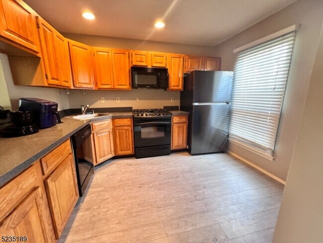 Building Photo - 2805 Pinhorn Dr