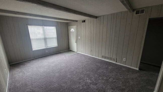 Building Photo - 2 bed 1 bath apartment