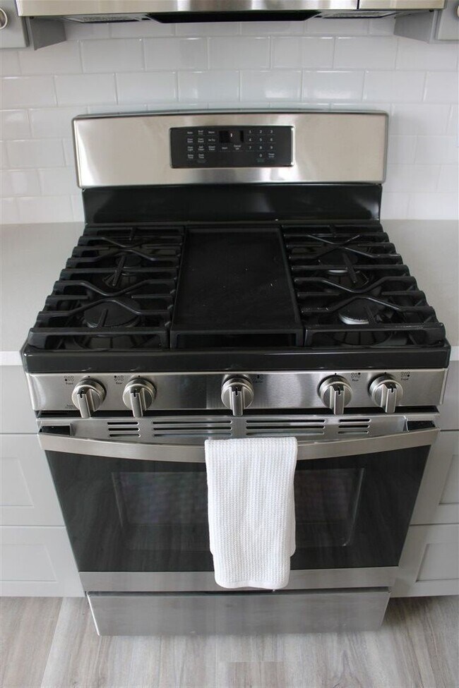 Foto del edificio - 2 bedroom 2 bathroom Brand New Triplex!