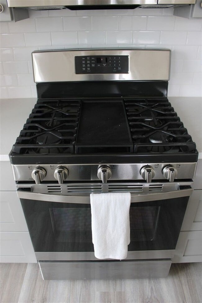 Building Photo - 2 bedroom 2 bathroom Brand New Triplex!