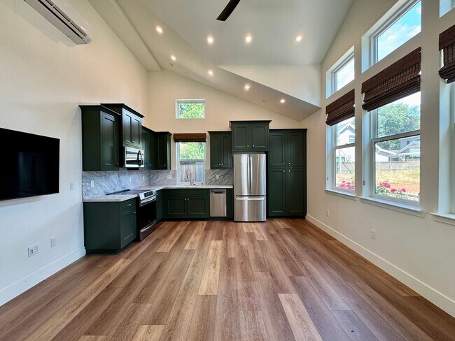 Foto del edificio - Custom Adorable Cottage Available in Folsom!