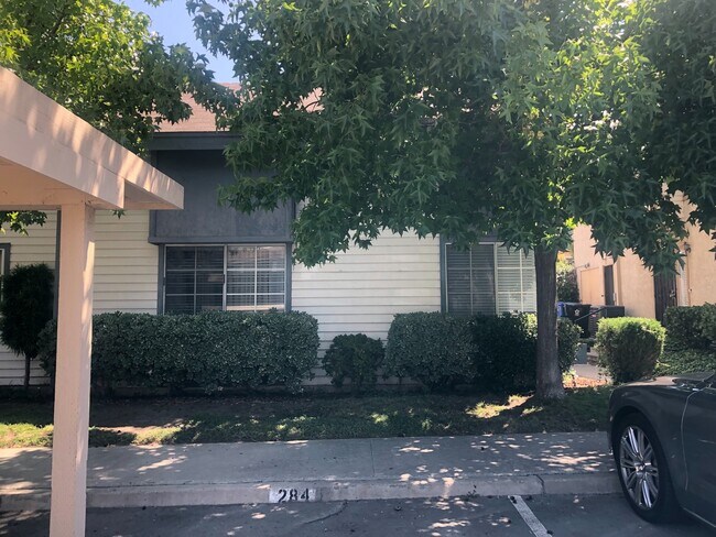 Building Photo - Coming Soon! - Paradise Hills 3BR / 2 BA T...