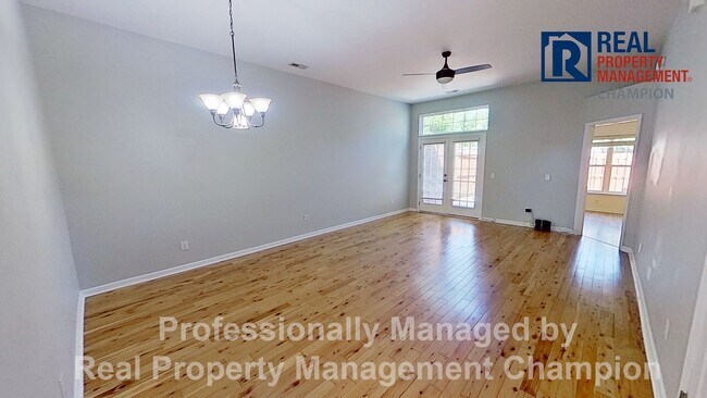 Building Photo - Charming 2 BD/2 BA Townhouse w/Split Bedroom Layout and Private Patio