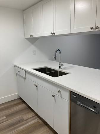 Photo du bâtiment - Prime Fairview Living | Patio Suites Steps to SkyTrain & Downtown