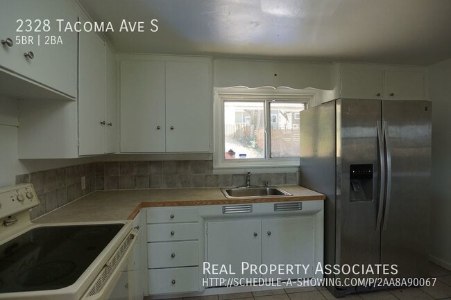 Building Photo - Large home with two kitchens near Downtown...