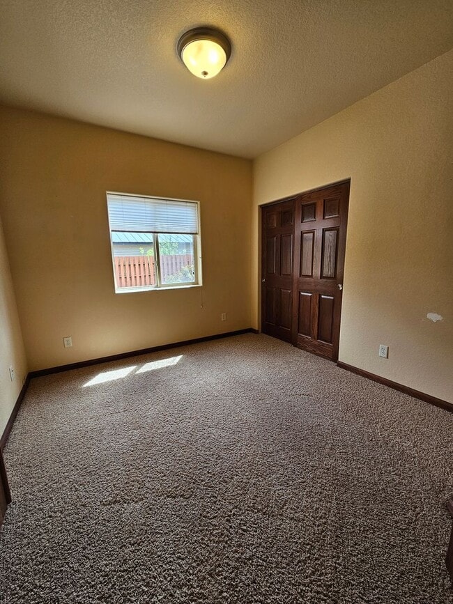 Building Photo - r1632