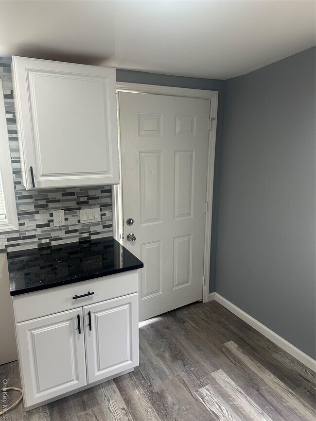 Building Photo - 128 Lakeview Dr