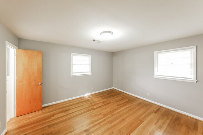 Building Photo - 1712 Longmeadow Dr