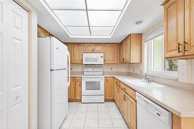 Building Photo - 2210 Utopian Dr E