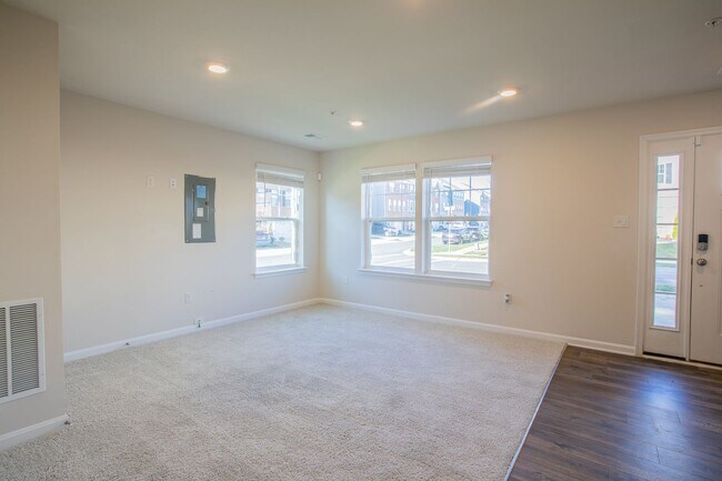 Building Photo - Beautiful 3 BR/2.5 BA EOG Townhome in Bowie!